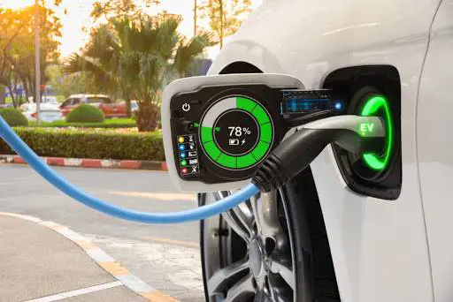 La "tempesta perfetta" per l'auto elettrica: cosa può succedere