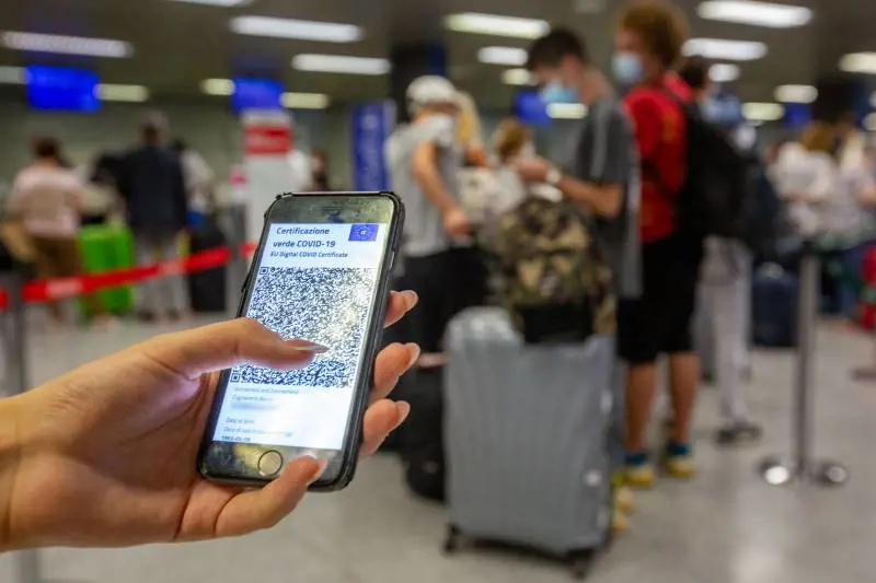Pass, tamponi e locator. Ecco come viaggiare senza (brutte) sorprese