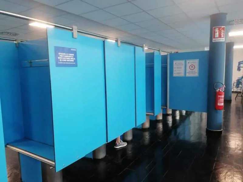 "Nella piscina solo spogliatoi unisex". Il Comune: norme Covid