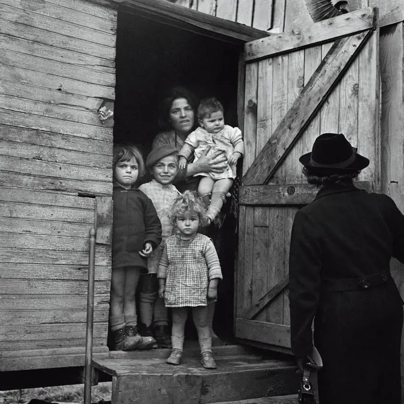 Germaine Chaumel, La visita dell’infermiera, Tolosa, Francia, 1939 © Germaine Chaumel, Fonds Martinez - Chaumel - Mairie de Toulouse, Archives municipales