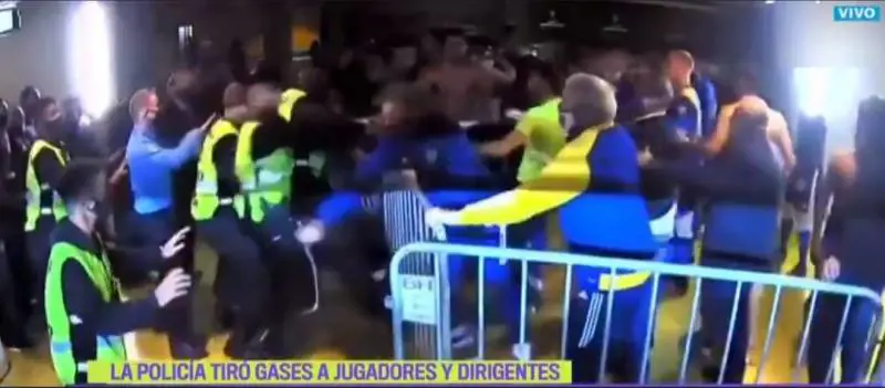 Botte e lanci di oggetti. Follia nello spogliatoio del Boca Juniors