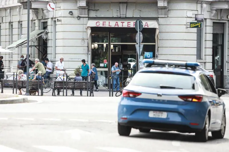 La bottiglia, la spinta, lo sparo, i video: cosa sappiamo sul caso Voghera