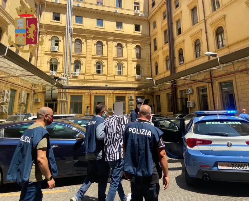 Stuprò la cuoca nella scuola: incastrato il nigeriano