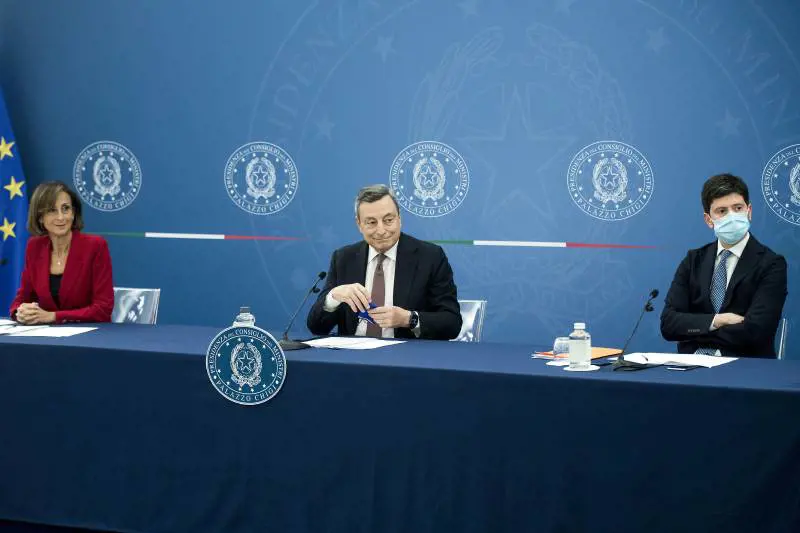 "Appello a morire", "Prudenza non è morte": botta e risposta Draghi-Salvini