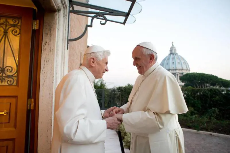 Nella Chiesa c'è davvero una guerra tra i due Papi?