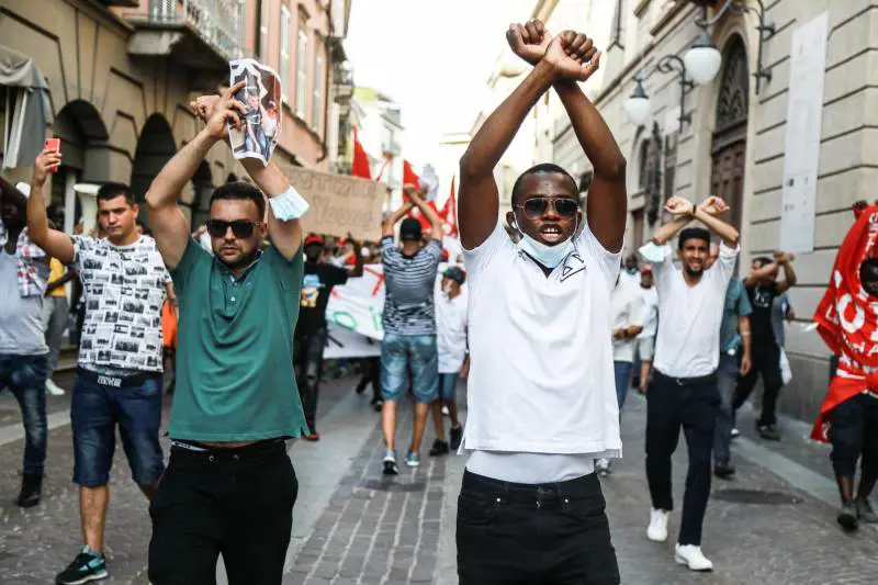 La sorella di Youns e il corteo "rosso" "Assassini, assassini"