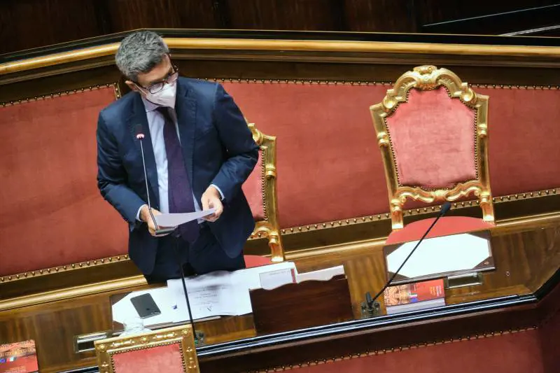 "È tra i più controllati..". Ora Orlando difende il reddito grillino