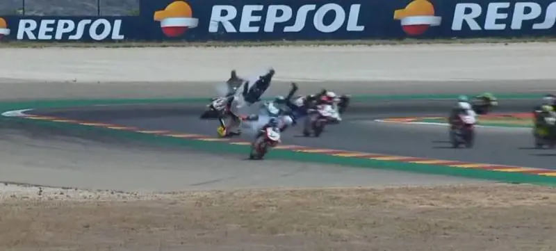Cade, si rialza e viene travolto: morto in pista il pilota 14enne Hugo Millan