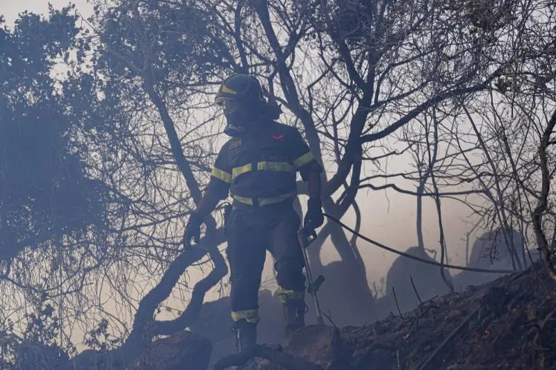 "Domani e dopo giorni di fuoco". Cresce l'allerta per gli incendi