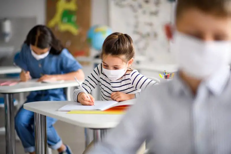 "Niente chiacchiere a mensa: i bimbi rischiano il contagio". E la preside fa infuriare i genitori