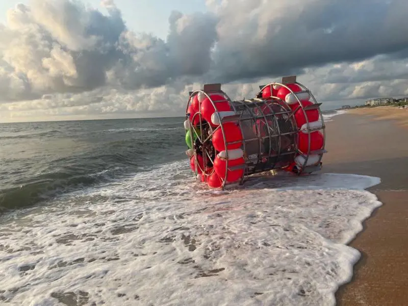 Vuol raggiungere New York "correndo" sull'acqua: ma il viaggio è un disastro
