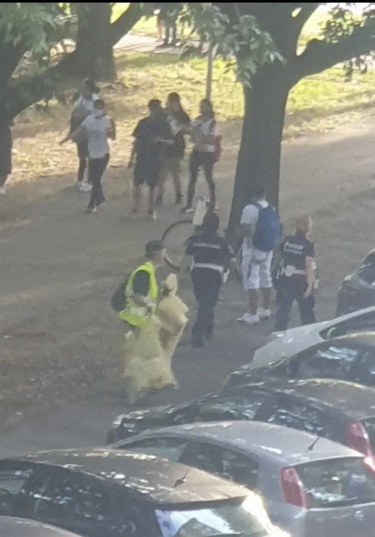 Risse, schiamazzi e molestie: caos nei quartieri dimenticati da Sala