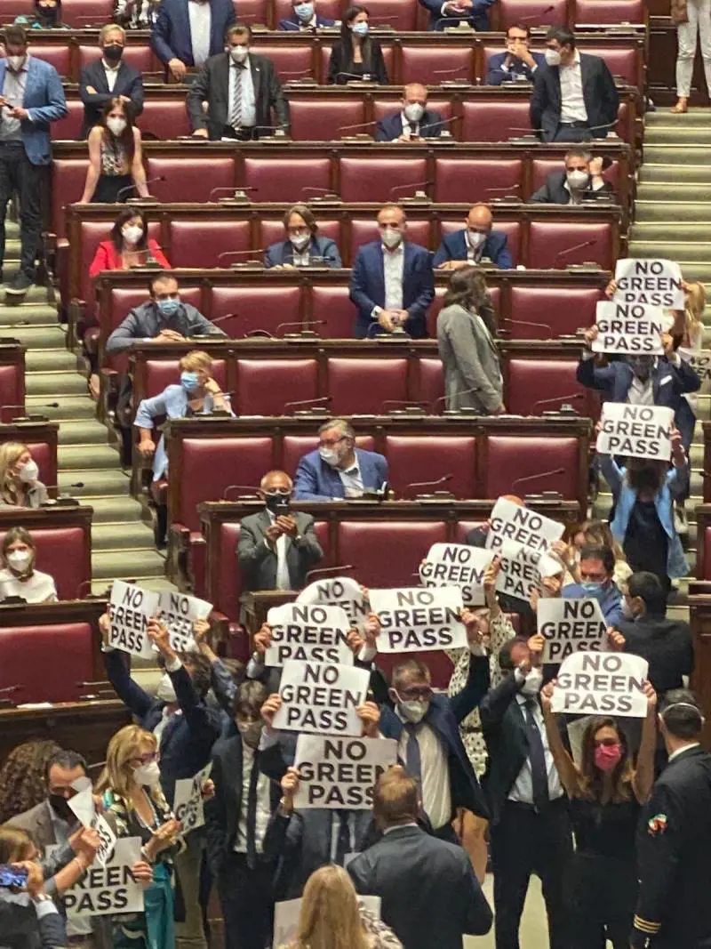 "No al Green pass": alla Camera scoppia la bagarre