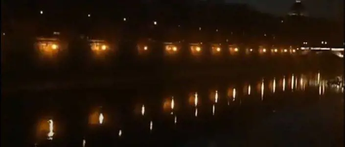 Paura nella notte: 30enne buttato giù dal ponte da due nordafricani
