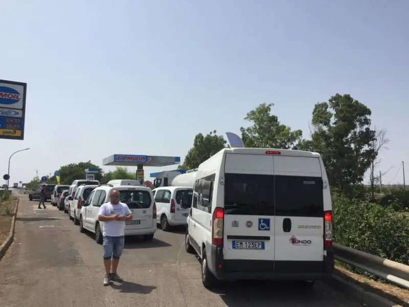 "Mezzi rotti", "Li distruggono". È caos sul trasporto dei malati in Salento