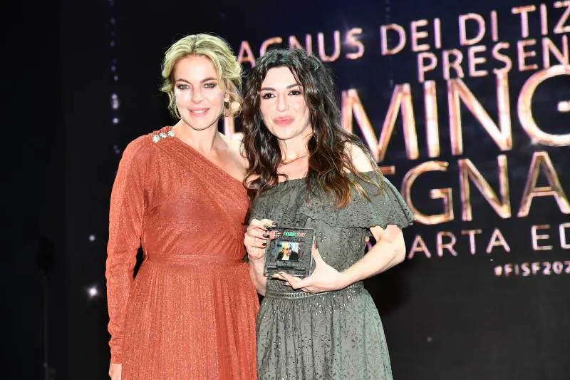 "Escono e hanno il Covid": grande imbarazzo per il focolaio tra i vip