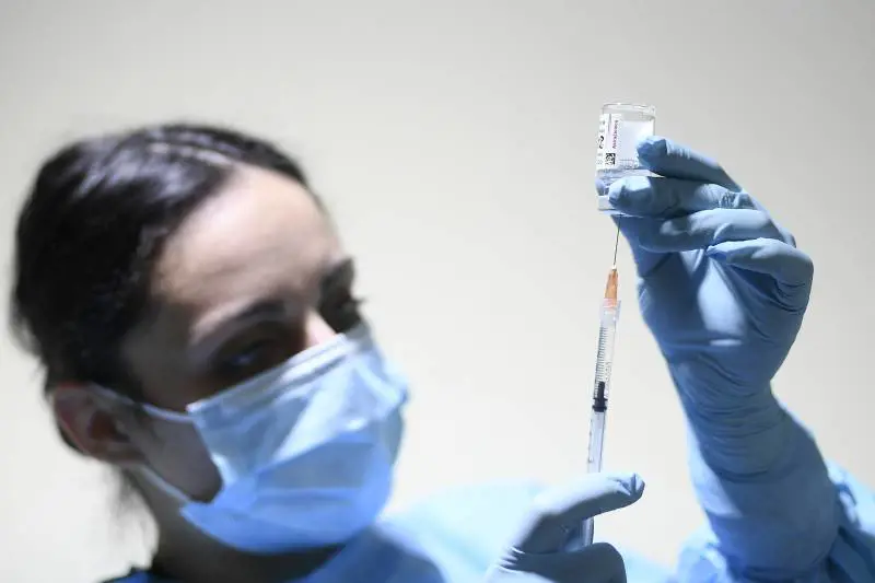 La grande frenata dei vaccini. Sicilia in giallo, caos sui dati