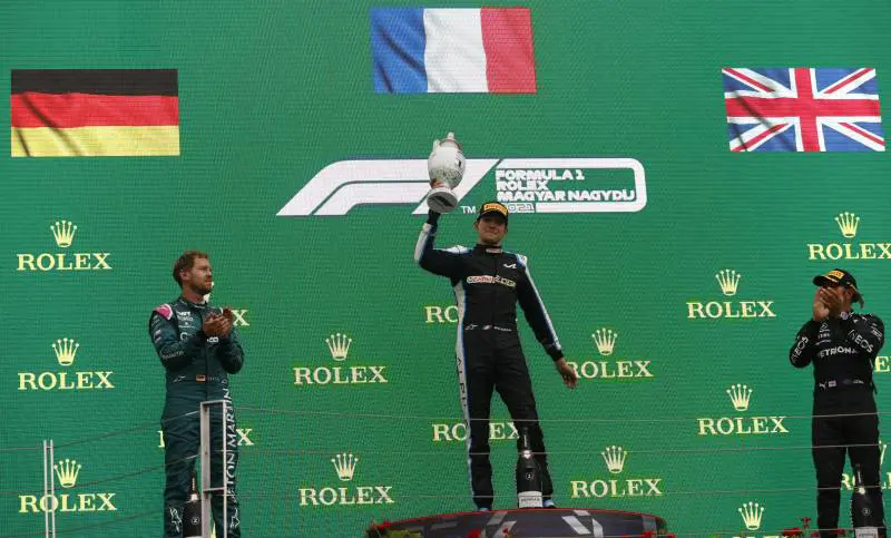 A Ocon il Gp lunapark. Ma gode sempre Lewis. Per Sainz podio di sera