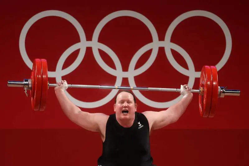 Fallisce tre tentativi di sollevamento: fuori dai Giochi la prima atleta trans