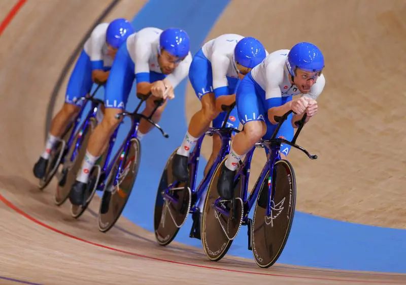 Ganna va già veloce anche per i compagni. E in pista si sogna l'oro