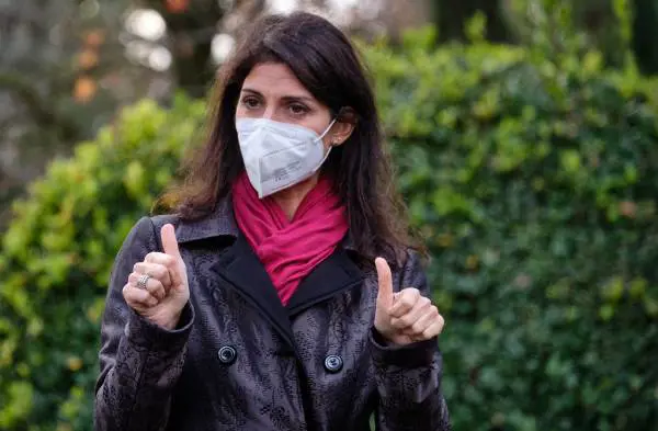 Quel piano della Raggi che fa tremare Conte 