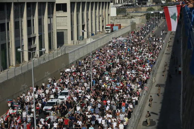 Beirut un anno dopo l'esplosione. Celebrazioni e scontri: decine di feriti