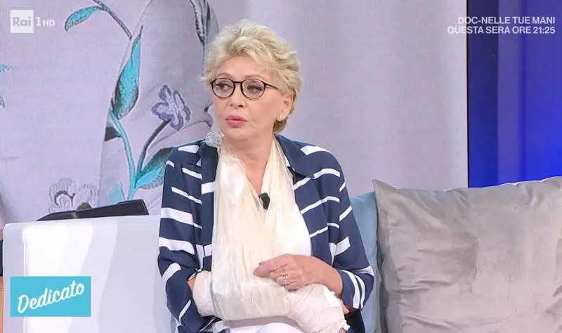 Paura per Enrica Bonaccorti: "Il braccio si è spostato, ho sentito crac"