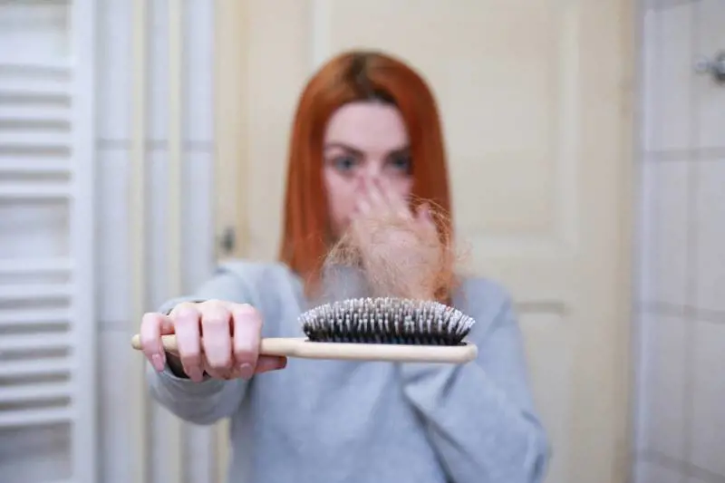 Effetto Covid sui capelli: come la pandemia li ha presi di mira