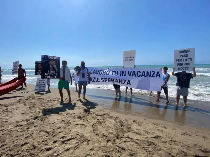 Speranza assediato in vacanza: "Noi senza Green pass?"