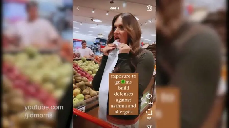 No vax lecca oggetti e maniglie al supermercato: "I germi fortificano". Il video delirante