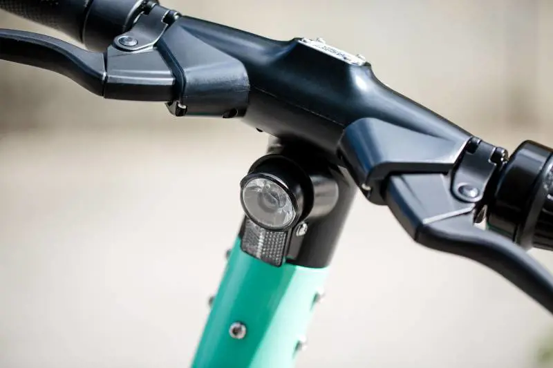 Muore sul monopattino travolto da uno scooter. "Viaggiava senza casco"