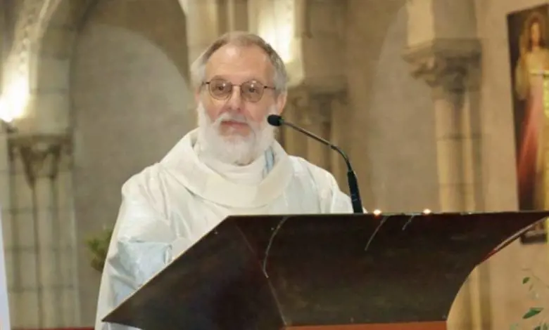 Bruciò una chiesa. Profugo ruandese uccide il prete che lo ospitava
