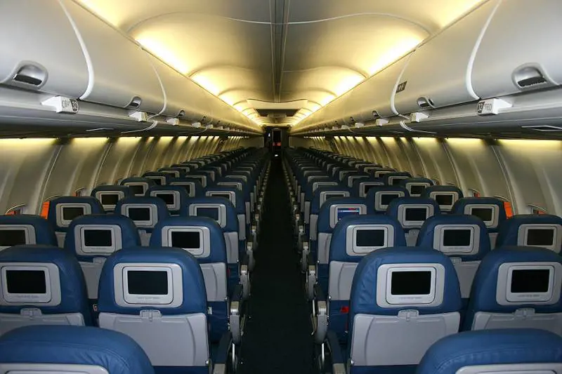 Disagi in aeroporto: migliaia di voli cancellati per Omicron