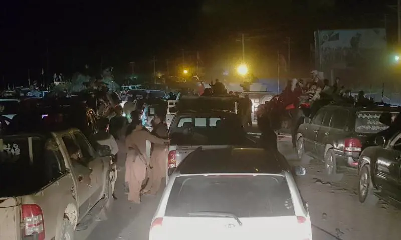 L'Italia avvia il ponte aereo. I talebani alle porte di Kabul