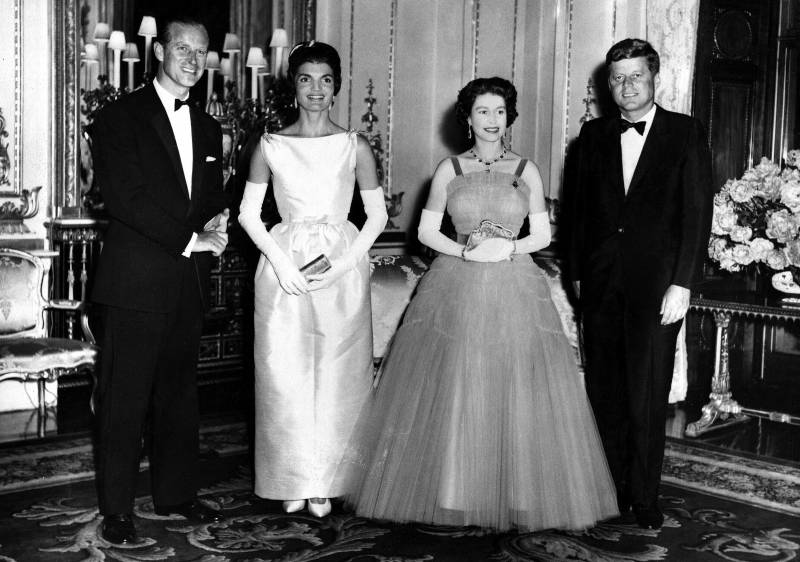 Jackie Kennedy con la Regina Elisabetta II, il Principe Filippo di Edimburgo e John F. Kennedy