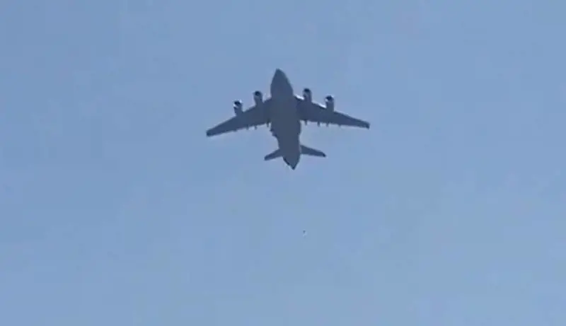 Le immagini choc: cadono dall'aereo dopo il decollo da Kabul