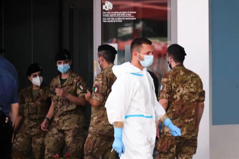 Una sottovalutazione della Farnesina. Adesso i rimpatri li gestiscono i militari