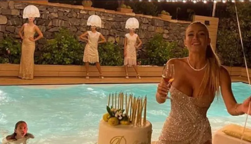 Le donne-lampada di una festa poco Diletta