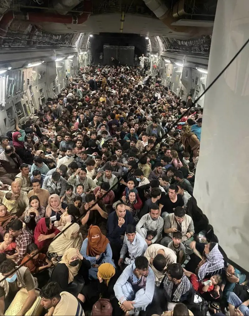 Ammassati nel cargo Usa: la foto simbolo dei profughi in fuga