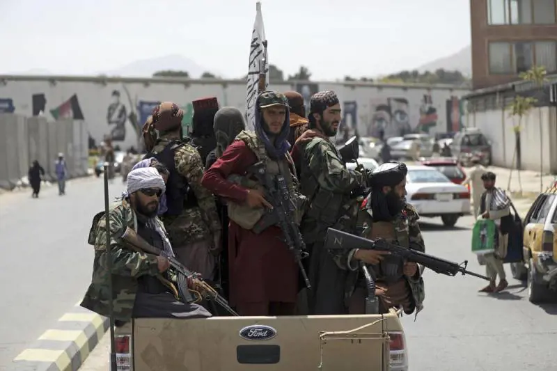 "Attacco tra poche ore": sale la tensione all'aeroporto di Kabul