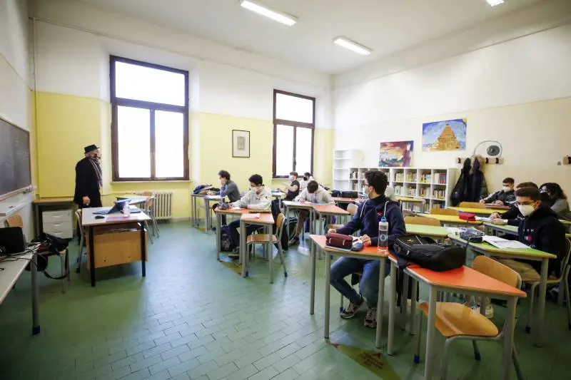 A scuola di pandemia: le 14mila classi pollaio che favoriranno i focolai