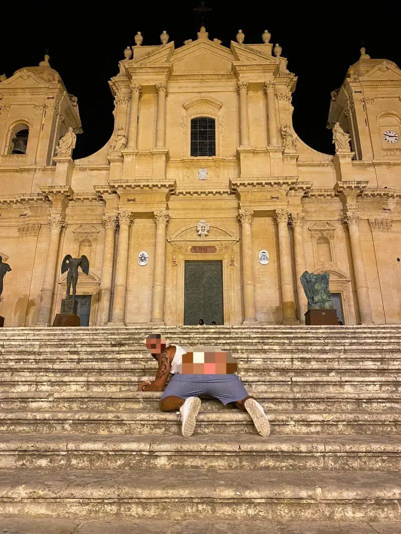 "Al sindaco non piace il mio c...": il delirio del turista di Noto