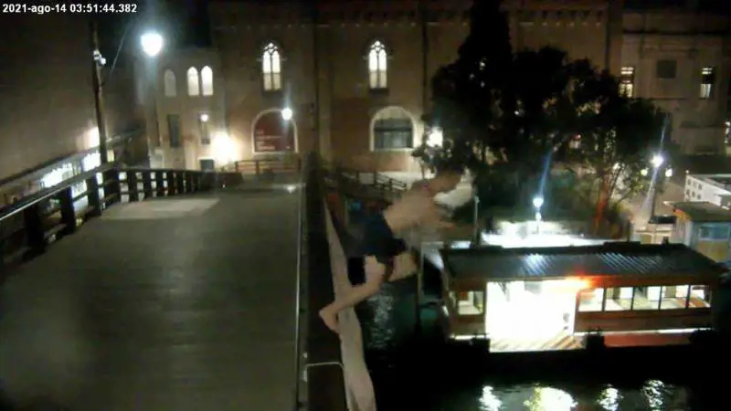 "Mandiamo in cella i turisti cafoni": la proposta del sindaco
