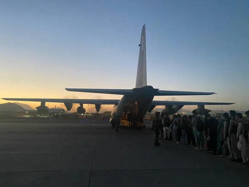 "Ci hanno puntati per due volte". Giallo sugli spari talebani contro l'aereo italiano