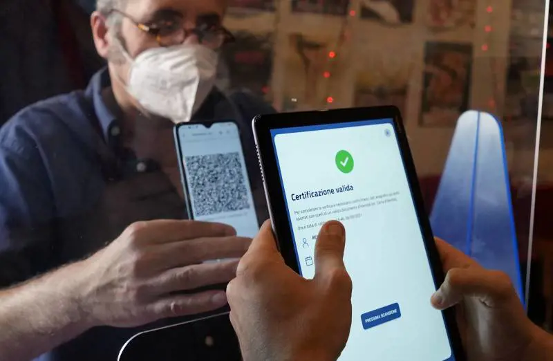 La Lega vota per l'abolizione del Green pass. Caos nella maggioranza
