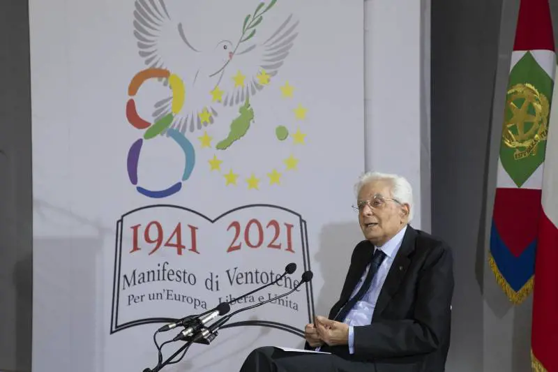 Mattarella striglia l'Ue: "Assente, sconcertante il no all'accoglienza"