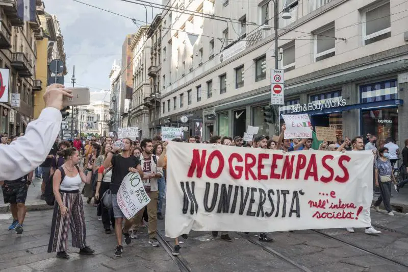 Dalla rete alla piazza tra insulti e aggressioni. A Milano 8 denunciati