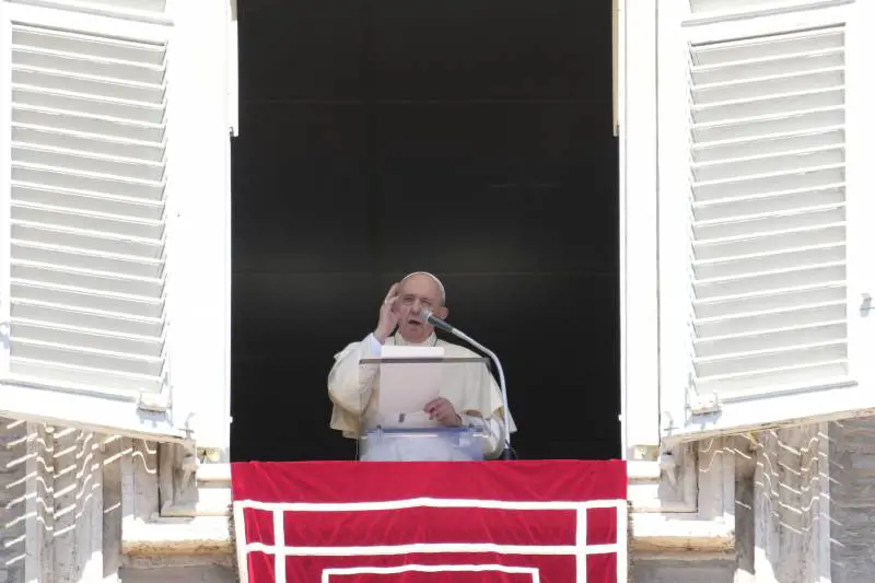 Il Papa sprona i cattolici. "Basta dare colpe agli altri"