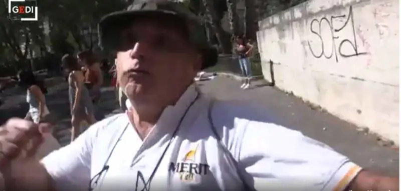 "Ti taglio la gola". Poi il no pass pesta il giornalista