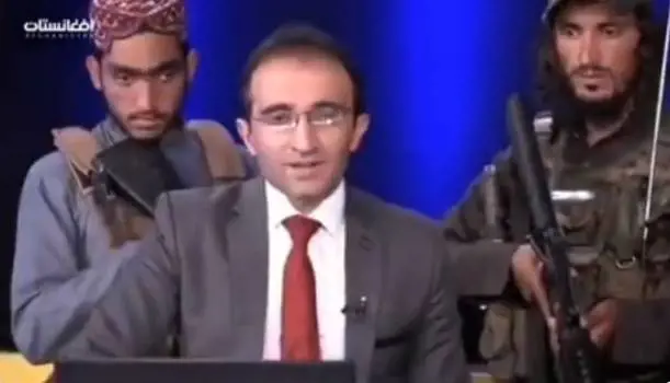 Talebani coi fucili carichi contro il giornalista: choc in diretta